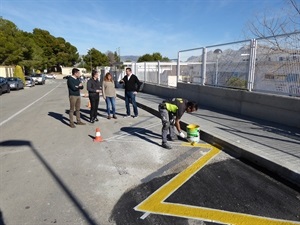 Silvia Ripoll, dtra. Colegio y Bernabé Cano, alcalde de La Nucía, visitando la finalización de la obras junto a Sergio Villalba, concejal de Educación y Miguel A. Ivorra, concejal de Urbanismo