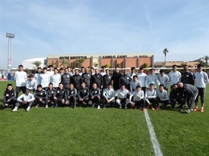 Toda la plantilla del Beijing Renhe FC junto a Bernábe Cano, alcalde de La Nucía, Sergio Villalba, concejal de Deportes y Russell Pointon, directivo del C.F. La Nucía