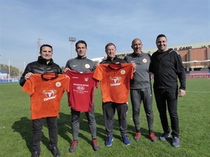 Los entrenadores del equipo chino Luís García y Pedro Rostoll, junto a Bernabé Cano, alcalde de La Nucía, Sergio Villalba, concejal de Deportes y Russell Pointon, directivo del C.F. La Nucía