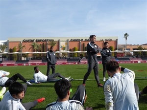 Luís García dirigiendo los estiramientos del equipo