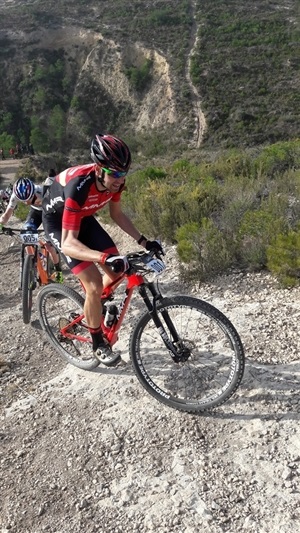 El campeón de España David Valero subiendo una de las cuestas imposibles de la CBBR a su paso por La Nucía