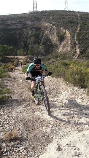 Ibon Zugasti sufriendo sobre la bicicleta