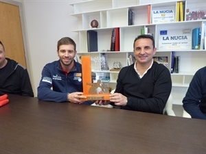 El capitán Pablo de Sella con el trofeo de Llargues junto a Bernabé Cano, alcalde de La Nucía