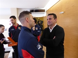 Santi de Finestrat conversando con el alcalde de La Nucía