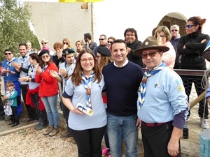 La scout Marta Gómez recibió la insignia por sus 10 años en el grupo