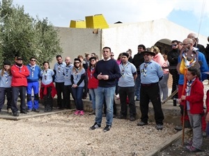 Bernabé Cano, alcalde de La Nucía, felicitó al Grup Scout La Nucía por su XXV Aniversario