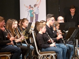 Las Bandas Joves de Relleu y La Nucía tocando la última pieza del concierto