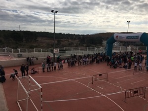 Los escolares del Colegio Muixara han realizado su carrera solidaria por el patio del centro escolar