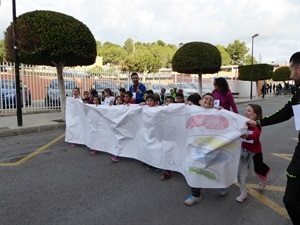 Alumnos de tercero del Colegio Sant Rafel con su pancarta del Dia de la Pau