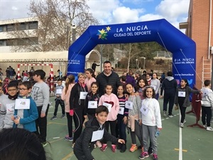 Sergio Villalba, concejal de Educación, junto a la directora Mª José Sais  y alumnas del Colegio Sant Rafel