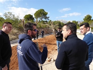 Un monitor del Taller de Empleo explicando la actuación a Bernabé Cano, alcalde de La Nucía y a los ediles Sergio Villalba y Miguel A. Ivorra