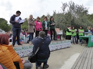 Beatriz Pérez-Hcikman, concejala de Bienestar Social, felicitando a AECC La Nucía al finalizar la marcha en el CEM Captivador