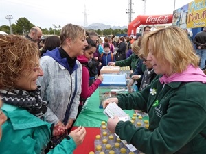 La venta de rifa solidaria en la salida de la Marcha