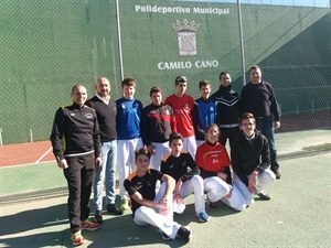 Pepe Casiano, director de las Escuela de Frontenis de l’Alfàs, Luís Miguel Morant, concejal de Deportes de l’Alfàs del Pi,  Moises Micó, delegado provincial de los Juegos Escolares y Sergio Villalba, concejal de Deportes La Nucía junto algunos de los participantes