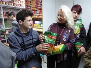 Un alumno del PAC entregando alimentos a Beatriz Pérez-Hcilman, concejala de Bienestar Social