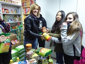 Dos alumnas del PAC del Instituto realizando su donación a Mª Jesús Jumilla, concejala de Juventud.