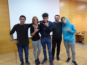 Manel Agredo con los raperos locales Raúl Delgado y Daniel Aguilera junto a Bernabé Cano, alcalde de La Nucía y Mª Jesús Jumilla, concejala de Juventud