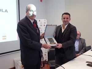 Entrega de una placa de la Academia Olímpica al Ayuntamiento de La Nucía