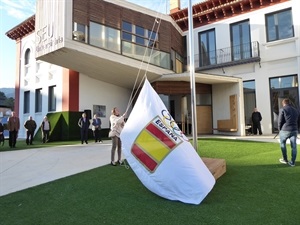 Izada de la bandera olímpica española por parte de campeona mundial Eva Naranjo