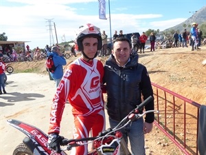 Bernabé Cano, alcalde de La Nucía, junto a Baptiste Llorens, piloto nuciero que participará mañana en el nacional de categoría junior