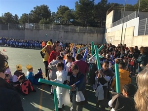 Desfilada de Carnaval en el patio del Colegio Sant Rafel