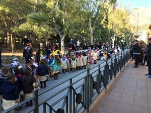 Como novedad los alumnos del Colegio Muixara desfilaron por fuera del centro escolar