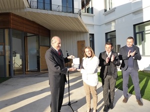 Eva Naranjo recibió la Insignia Olímpica del COE de manos de Conrado Durántez, pte. Academia Olímpicoa