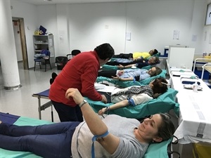 Los requisitos para donar sangre son ser mayor de 18 años y pesar más de 50 kilos