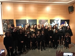 Alumnos de la expo colectiva "La Noche" junto a su profesora Ofelia Jurado y Mª Jesús Jumilla, concejala de Juventud