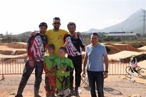 El rider nuciero Mikalet Pérez con su mallot de líder, en lo más alto del podium, junto a Sergio Villalba, concejal de Deportes