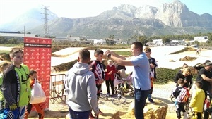 Sergio Villalba, concejal de Deportes, entregando los premios