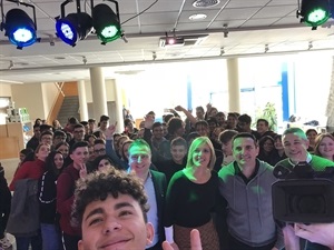 El rapero Manel Agredo realizó un selfie de la actividad "Soy Rapero" en el Centre Juvenil