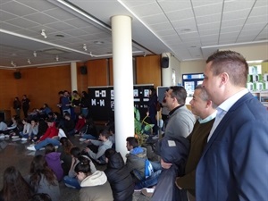 Manel Gimeno, director IES La Nucía, junto a Sergio Villalba, concejal Educación y Bernabé Cano, en el Centre Juvenil