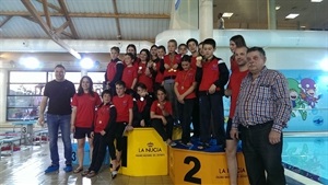 Todos los nadadores nucieros que compitieron en este III Trofeo junto a Nano Pelayo, pte. C.N. Piscina La Nucía y Sergio Villalba, concejal de Deportes