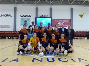 El equipo de Fútbol Sala femenino de la UA que logró el oro, junto a Manuel Palomar, rector UA, Bernabé Cano, alcalde de La Nucía, Pedro Lloret, concejal Seu Univ., Vicent Martines, director Seu Univ.La Nucía y Dari Escandell, deportes UA.