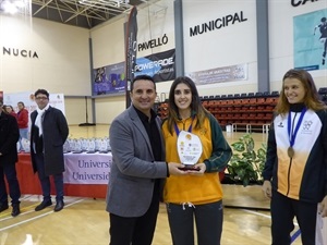 Bernabé Cano, alcalde de La Nucía, haciendo entrega de uno de los trofeos