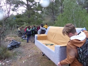 Varios sillones han sido retirados de la pinada por los alumnos del Instituto