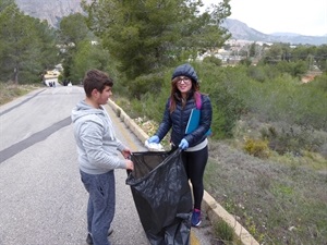 Alumnos y profesores del IES La Nucía han colaborado conjuntamente en "Limpieza del bosque"