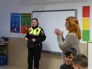 Una agente de la Policía Local de La Nucía ha realizado una charla dentro de esta actividad de "educando en igualdad"