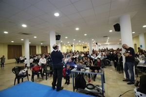 Durante el acto hubo discursos y proyección de un vídeo de fotos de los 25 años de vida del grup Scout La Nucía.