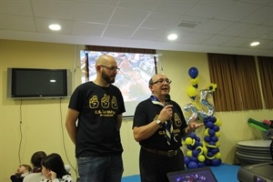 Vicent Devesa, coordinador del Grup Scout La Nucía, durante su discurso junto a Vicent Ripoll