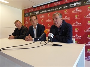 César Ferrando en la rueda de prensa junto a Raúl Gómez, presidente del C.F. La Nucía y Russell Pointon, vicepresidente del C.F. La Nucía