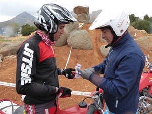 Víctor Beltrán sellando en una zona tras completarla