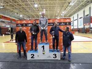 Podium en categoría expertos con 1º Víctor Beltrán, 2º Diego Urreta y tercero José Dasi, juto a ergio Villalba, concejal de deportes, y Manuel Casado, pte. RFME.