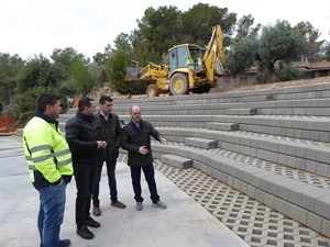 Miguel A. Ivorrra, concejal de Urbanismo y Bernabé Cano, visitando el graderío del Albergue del CEM Captivador