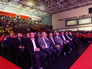 Bernabé Cano, alcalde de La Nucía, junto a Vicente Muñpz, pte. FFCV y Damián López, delegado Alicante FFCV