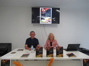 En la presentación participaron Tony Matthews y Beatriz Pérez-Hickman, concejala de Tercera Edad