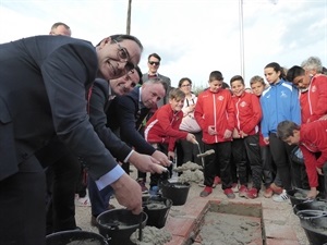 César Noales, grupo Los Serranos, Bernabé Cano, alcalde de La Nucía y Tom Arne Nordvik, empresa Riverahus, en el acto de la primera piedra