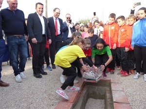 5 jóvenes deportistas nucieras han sido las encargadas de poner la primera piedra del Hotel Residencia de Deportistas de La Nucía