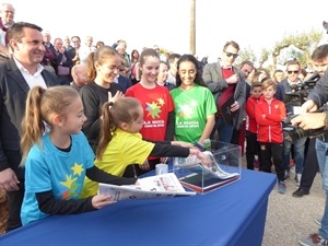 Las 5 jóvenes deportistas han introducido todo el material dentro de la urna